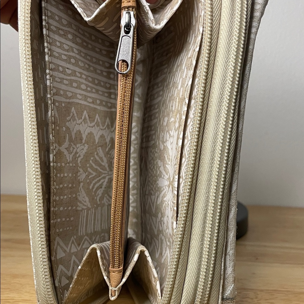 Sakroots Tan and White Patterned Wristlet - Picture 4 of 6